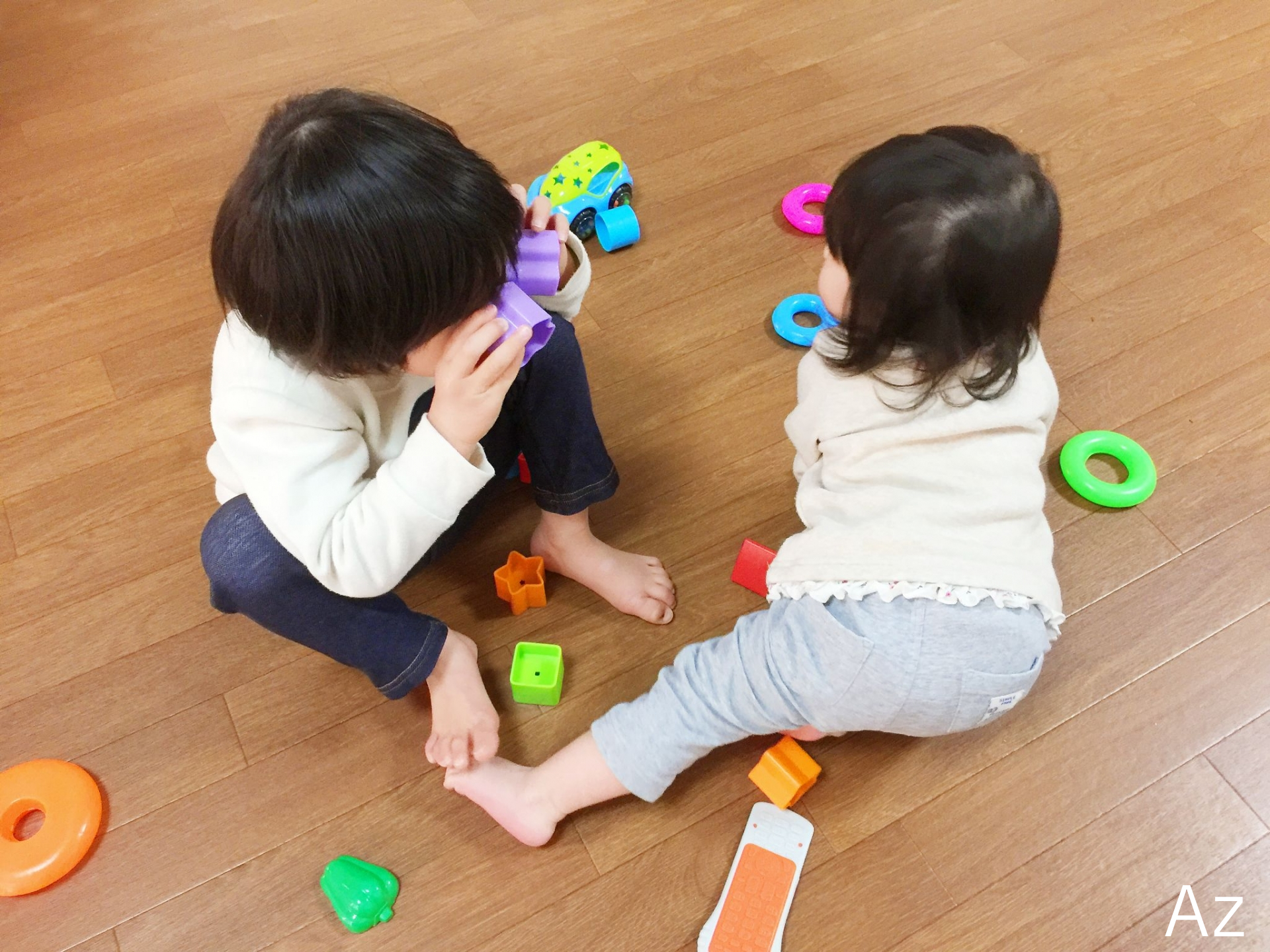 おもちゃで遊ぶ幼い男の子と女の子