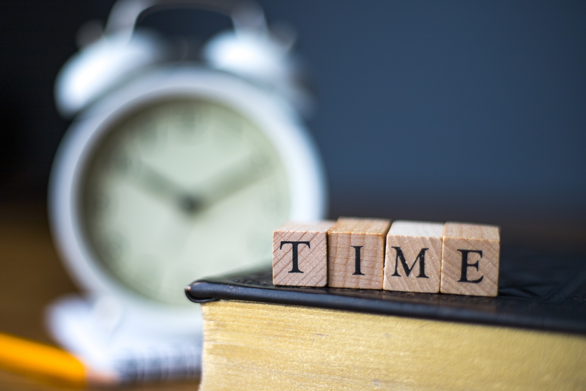 TIMEの文字と時計