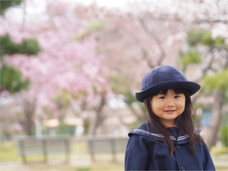 桜の木と制服を着た女の子