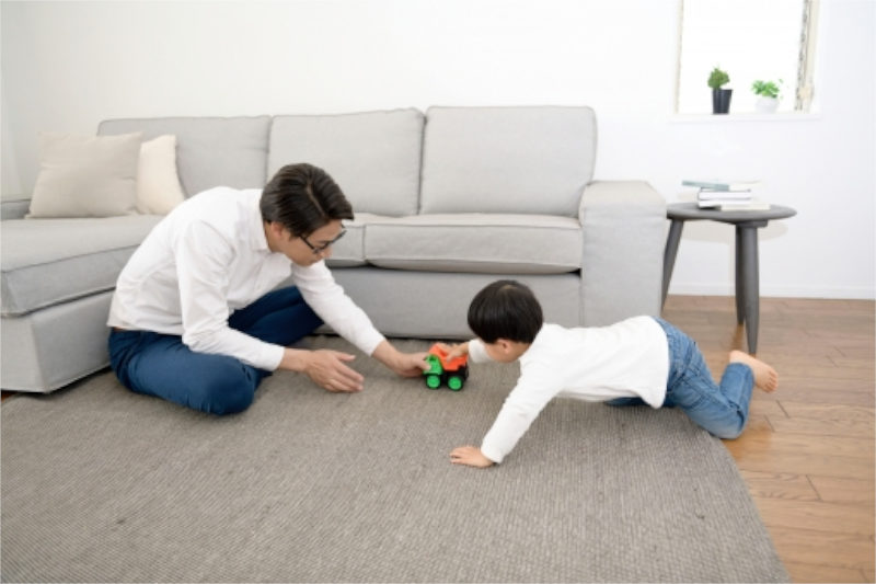 玩具で遊ぶ子どもと男性