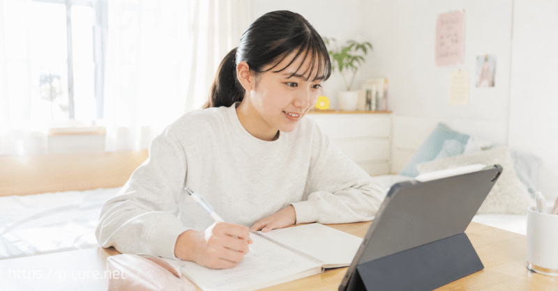 タブレット学習に取り組む女子生徒