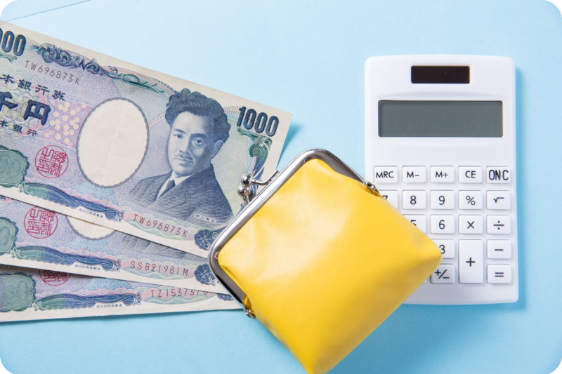 お金と電卓と小銭入れ