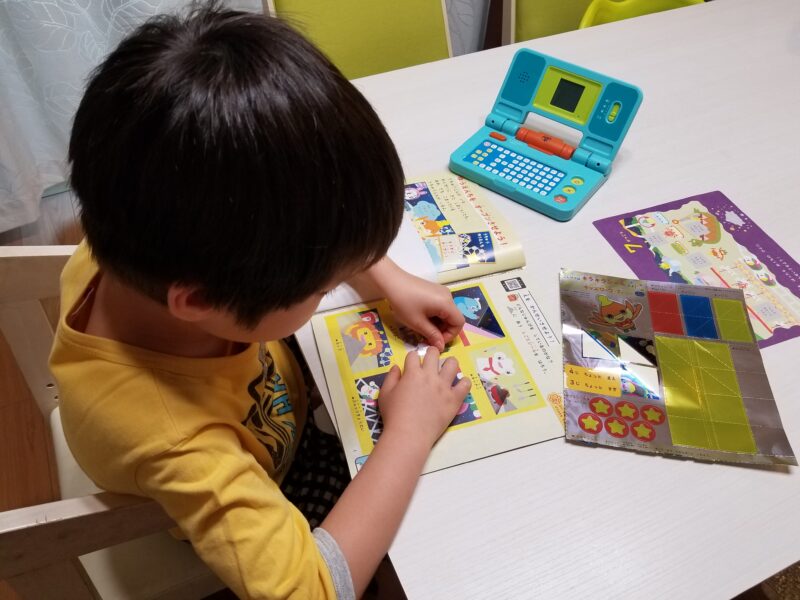 幼児向け教材に取り組む男児