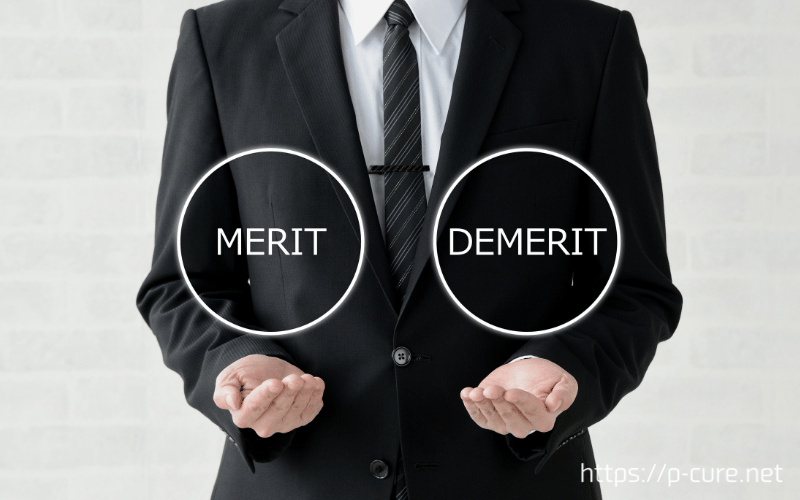 スーツ姿の男性と「MERIT」「DEMERIT」の文字