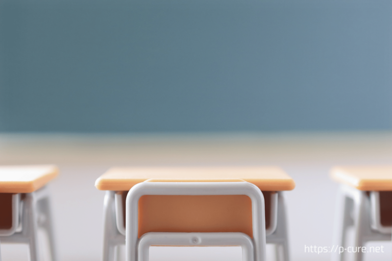 黒板と教室の机と椅子