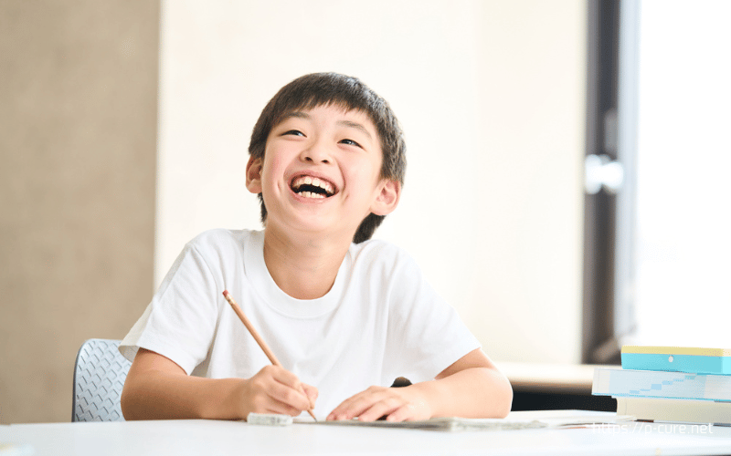 笑顔で勉強する男の子