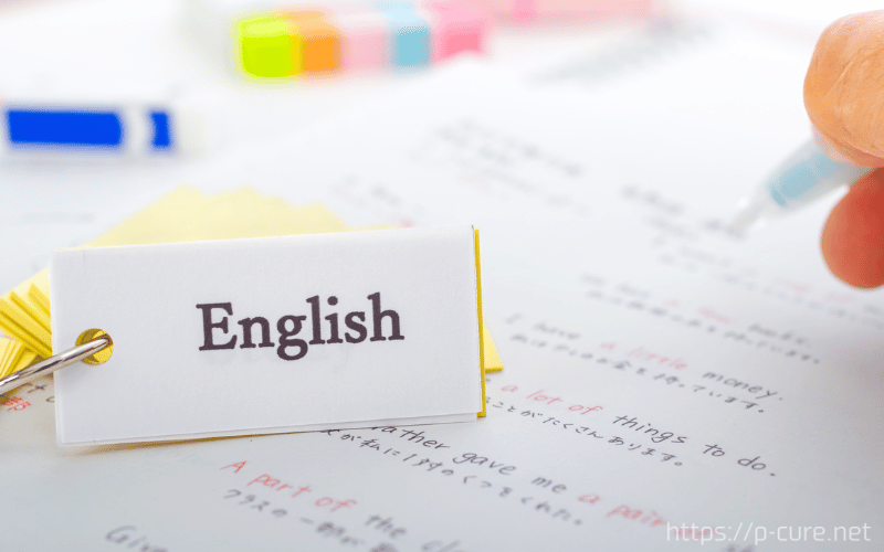 ノートと「Emglish」と書かれた単語帳