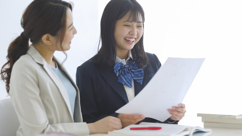 個別指導中の女子生徒と女性講師