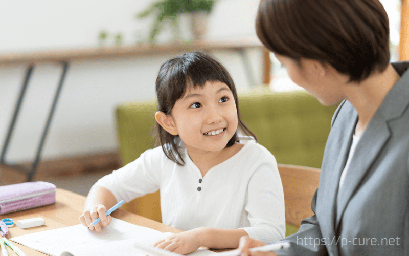 個別指導を受ける小学生