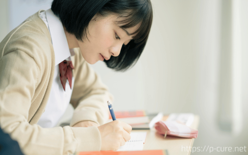 制服をきて勉強をする女子生徒