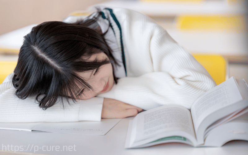 勉強中にうつぶせる女子生徒
