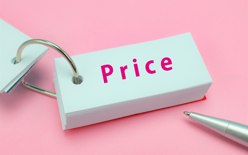 「COST」と書かれた水色の付箋とペン