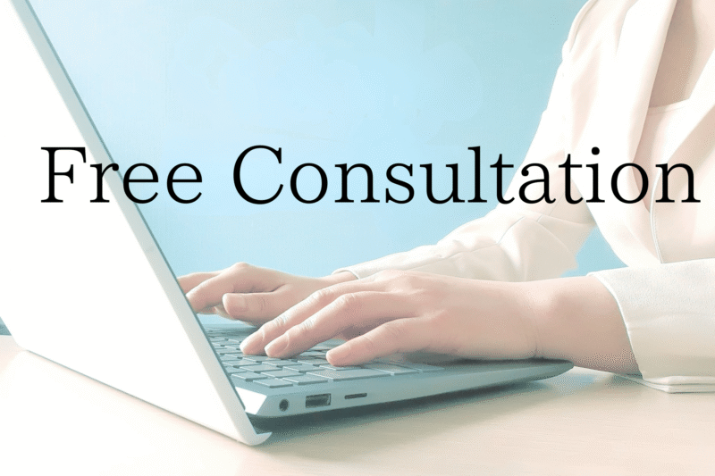 ノートパソコンを操作する女性と「free consultation」の文字 consultation