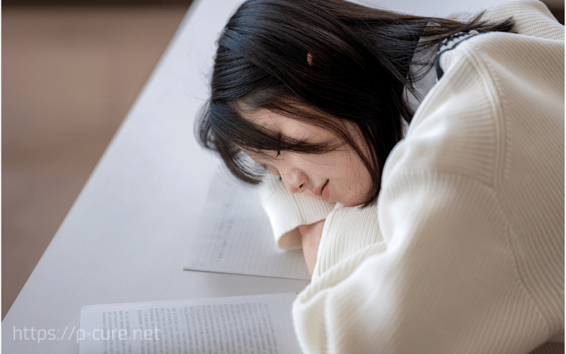 勉強中にうたた寝する女子生徒
