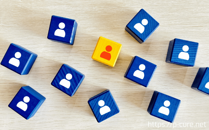 人型が描かれた数個の青いブロックに1つだけ黄色のブロック