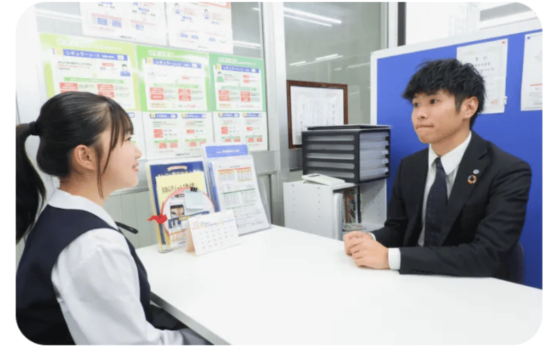 個別面談をする講師と生徒