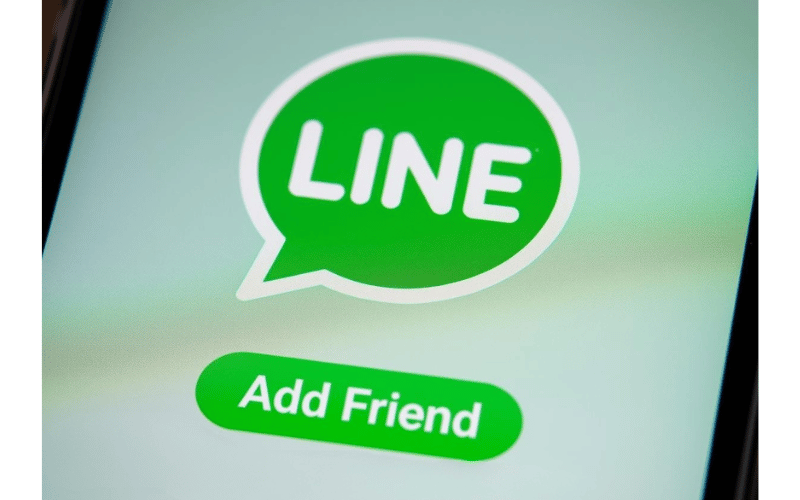 スマホの画面に映る「LINE」「Add Friend」の文字